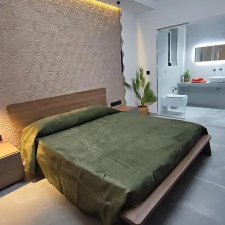 Guest house B8 Seaside Luxury With Private Bathroom - Dining Area Shared