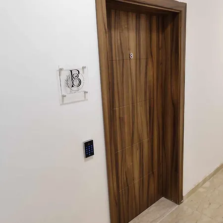 B8 Seaside Luxury With Private Bathroom - Dining Area Shared