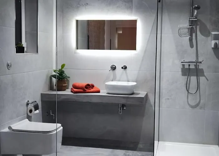 B8 Seaside Luxury With Private Bathroom - Dining Area Shared 4*