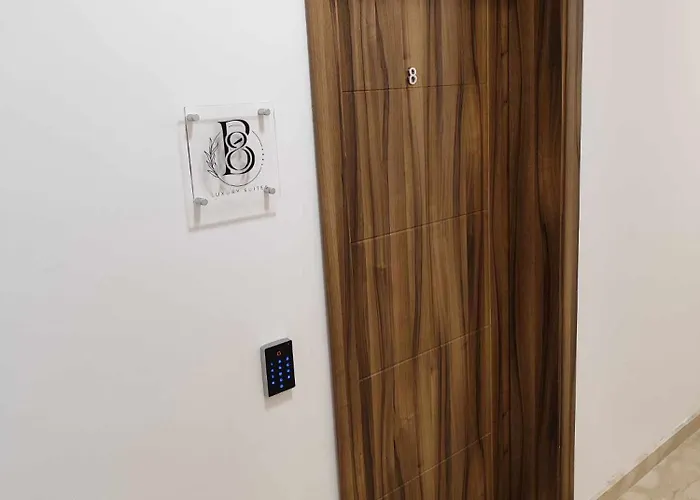 B8 Seaside Luxury With Private Bathroom - Dining Area Shared