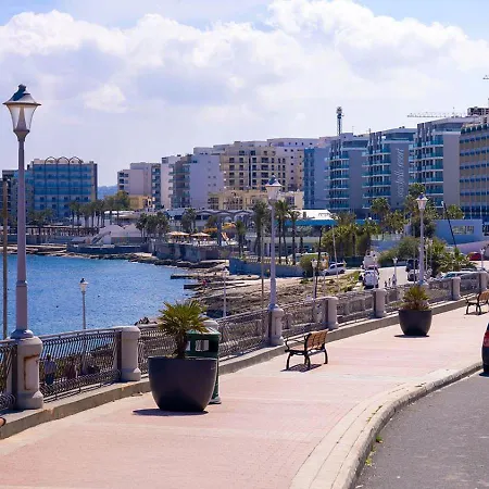 B8 Seaside Luxury With Private Bathroom - Dining Area Shared Konukevi St. Paul's Bay