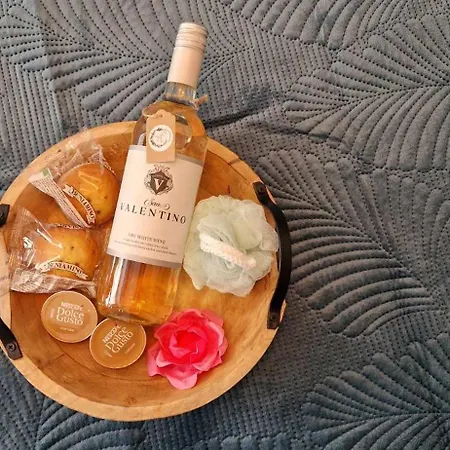 Konukevi B8 Seaside Luxury With Private Bathroom - Dining Area Shared St. Paul's Bay